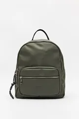 Mochila verde militar de símil cuero con acabado mate. Tiene un bolsillo frontal con cierre metálico, asa superior y tiras ajustables.