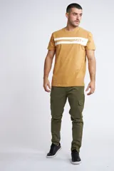 Pantalón cargo de corte slim, color verde militar, con cierre y botón frontal, bolsillos laterales tipo cargo y sin puños en los tobillos.