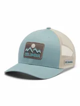 Gorra tipo trucker Columbia de color celeste con malla trasera en tono beige. Cuenta con un parche frontal bordado con diseño de montañas y el logo de la marca.