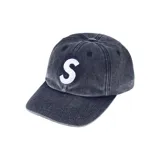 Gorra de béisbol con efecto desgastado en color azul marino, presenta una letra S bordada en blanco en la parte frontal.
