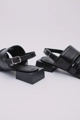 Sandalias rojas de cuero con tres tiras en la capellada, pulsera ajustable y taco cuadrado negro de 3 cm de altura.