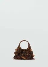 Bolso de mano marrón con flecos y abalorios decorativos.