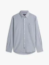 Camisa de manga larga Tommy Hilfiger de corte regular, confeccionada en sarga de puro algodón con diseño a cuadros finos y cuello abotonado. Cuenta con cierre frontal de botones y el logo bordado en el pecho.