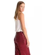 Pantalón de noche con lentejuelas rojas, de corte recto y caída fluida. Cuenta con cintura elástica y bolsillos laterales.