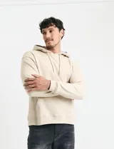 Sweater deportivo con capucha, bolsillo canguro frontal y cordones de ajuste. Presenta un diseño de color azul oscuro con interior de capucha en color verde.
