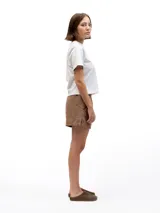 Shorts color marrón, confeccionados en lino, con cintura elástica y dos bolsillos laterales.