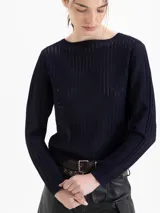 Sweater de tejido de punto fino en color azul marino, con diseño de rayas verticales con transparencias, escote redondo y mangas largas.