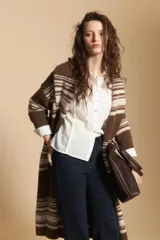 Cardigan largo de tejido suave con diseño de rayas horizontales en tonos gris y tostado. Presenta una silueta relajada y abierta, ideal para superponer en capas.