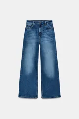 Jeans ZW Collection de tiro alto y diseño wide leg, confeccionados en denim azul con efecto deslavado. Presentan un diseño clásico de cinco bolsillos, trabillas para cinto y cierre frontal con cremallera y botón metálico.