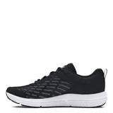 Championes de running Under Armour modelo Charged Assert 10, color negro con detalles en blanco. Presentan una parte superior de malla transpirable con refuerzos sintéticos, logo de la marca en el lateral y entresuela con tecnología Charged Cushioning para mayor amortiguación.