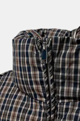 Anorak acolchado de cuello subido y manga larga con puños elásticos ajustables. Presenta un diseño de cuadros, cierre frontal con cremallera, bolsillos laterales con cierre y bajo ajustable con cordones elásticos.
