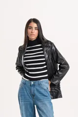 Blazer negro de efecto cuero, con solapas y cierre frontal de botones.