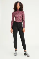 Pantalón de jean negro de tiro alto, corte super skinny y calce ajustado en cadera y muslos.