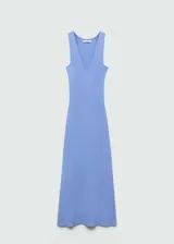 Vestido midi de punto fino con textura acanalada, color celeste, de corte entallado, con cuello en pico y tirantes anchos.