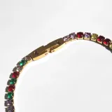 Pulsera dorada de acero con cristales redondos de muchos colores y cierre de cajita.