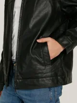Campera clásica de poliuretano color negro para hombre, de marca Tommy Hilfiger. Posee cuello camisero, cierre frontal con cremallera, bolsillos frontales y puños ajustables.