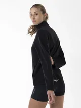 Campera polar Merrell de micropolar negro con cierre frontal completo y cuello alto, de manga larga y diseño funcional.