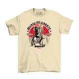 Remera de algodón color beige con estampa frontal inspirada en la película Karate Kid, presentando al Sr. Miyagi con el logo de Miyagi-Do Karate y detalles en rojo y negro.