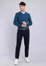 Pantalón negro de corte recto, estilo jeans de cinco bolsillos, confeccionado en algodón y elastano.