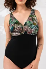 Malla entera con estampado animal print y hojas, escote en V con aplique metálico y espalda alta.