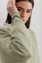 Sweater color beige de tejido de punto con lurex, de corte holgado y mangas largas.