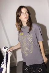 Remera color café con estampado abstracto en negro y texto "del SUR".