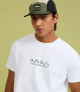 Remera de algodón de corte regular, color blanco, con cuello redondo y manga corta. Presenta una estampa localizada minimalista con íconos relacionados con viajes y naturaleza.