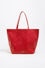 Bolso shopper grande Bimba Y Lola de piel vacuna roja con grabado efecto cocodrilo, doble asa de hombro y logo metálico frontal.
