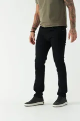 Pantalón de jean negro de corte recto, con logo bordado y etiqueta de cuero en la parte trasera.