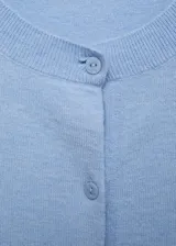 Cardigan de punto fino en color celeste con diseño de rombos en tonos beige. Presenta cuello redondo, cierre frontal con botones y mangas largas.