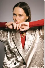 Blazer oversize plateado con leve relieve, solapas clásicas, cuatro botones, hombros marcados y forro interior.