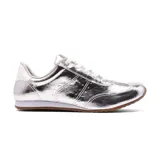 Championes deportivos plateados con detalles en blanco, cordones blancos y suela marrón.