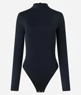 Body de poliamida color marrón, de corte ajustado, con mangas largas, cuello alto y espalda abierta con lazo en la nuca.