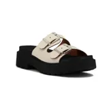 Sandalia tipo birkenstock de plataforma gruesa negra, con dos tiras anchas color blanco hueso ajustables con hebillas metálicas plateadas.