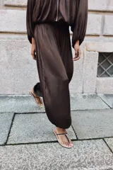 Pantalón de tiro alto con diseño abullonado, confeccionado en tejido satinado con acabado plisado y puños elásticos en los tobillos.