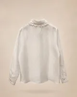 Camisa blanca de lino 100% natural, de manga larga, con cuello bobo amplio y detalles de puntilla en el cuello y la cartera de botones.
