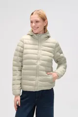 Campera puffer negra de nylon con capucha y cierre frontal.