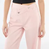 Pantalón de twill en color rosa, de corte recto y tiro medio, con un diseño de cintura asimétrica cruzada y cierre de botón frontal.