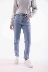 Pantalón jean celeste claro, corte mom, tiro alto, con bolsillos delanteros y traseros.