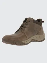 Bota urbana de caña baja con cordones, confeccionada en cuero marrón con detalles de textura en el lateral y suela de goma reforzada.
