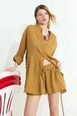 Short de algodón color mostaza con cintura elástica ajustable con cordón y bolsillos delanteros.