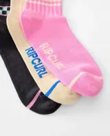 Pack de tres pares de medias Rip Curl, en colores rosado, beige y negro, con diseño acanalado en el puño y la inscripción de la marca en el lateral.