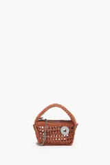 Bolso de mano marrón tejido a crochet con asa corta y correa de cadena plateada.