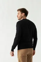 Sweater de punto para hombre con escote redondo, mangas largas y logo bordado en el pecho. Presenta un diseño clásico de calce regular.