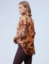 Blusa de gasa estampada marca Figueroa & Flower. Tiene cuello a la base, escote en V y abertura central con botones. El largo de la manga es regulable con presilla y botón. La terminación del ruedo es anudada opcional. Incluye musculosa interna.
