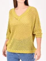 Buzo de punto calado color verde lima, con escote en V y mangas 3/4.