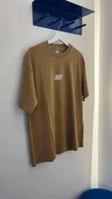 Remera de manga corta color fucsia, con cuello redondo y corte relajado. Presenta el logo "DROPZ" centrado en el pecho en color blanco.