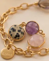 Pulsera de cadena fina con baño de oro, adornada con cuentas de piedras naturales en tonos variados, incluyendo jaspe dálmata y amatista.