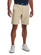 Short Under Armour de golf color beige, de pierna recta, confeccionado en tejido de sarga elástico con tecnología UA Storm repelente al agua. Cuenta con diseño de frente plano y cuatro bolsillos.