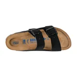 Sandalia Birkenstock modelo Arizona con dos correas ajustables de gamuza negra, hebillas metálicas y plantilla anatómica de corcho.